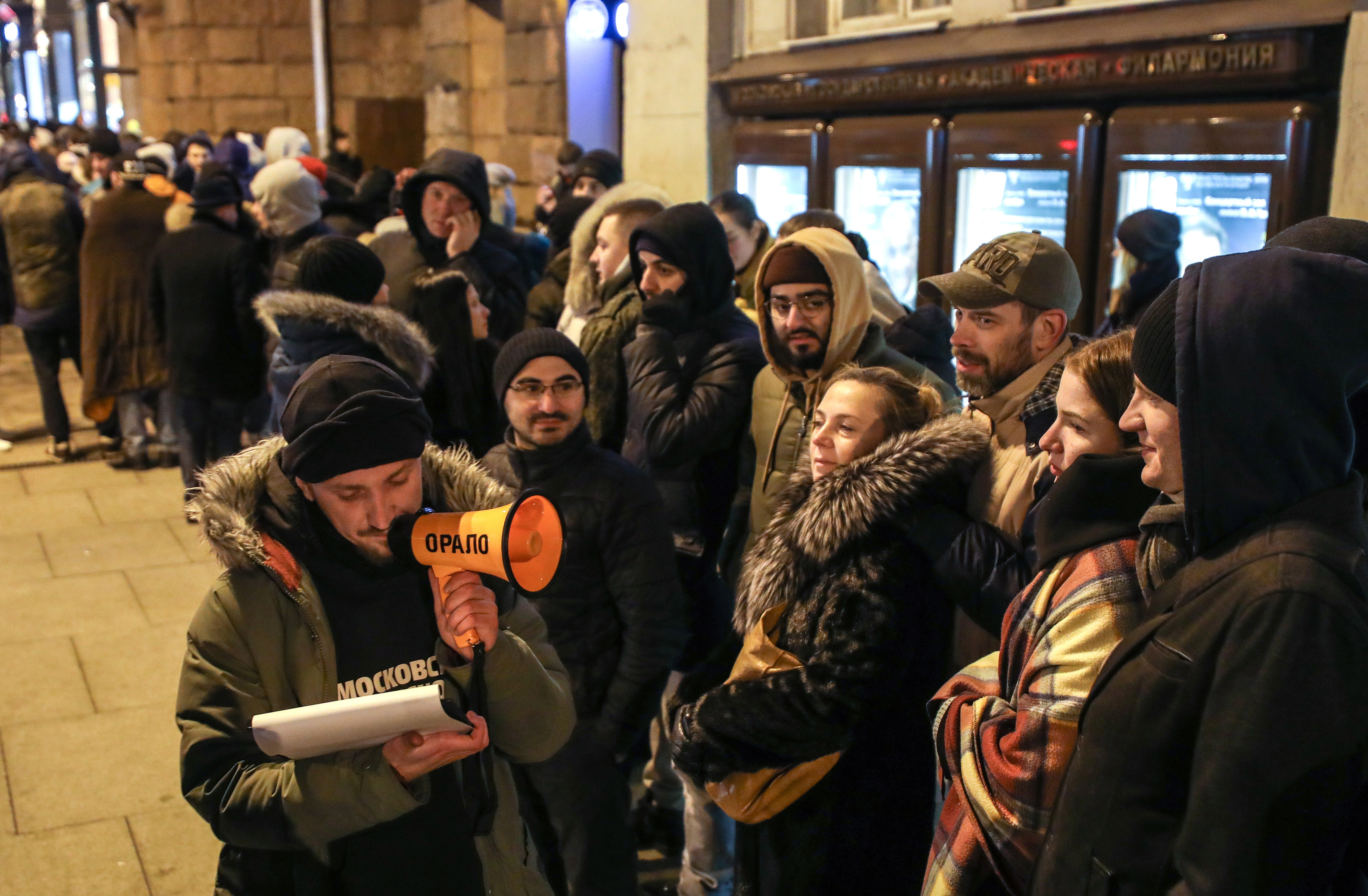 Очереди в питание. Очередь за айфоном в Москве. Очередь за новым айфоном в Москве. Очередь за смартфоном в Москве. Огромная очередь за айфоном.