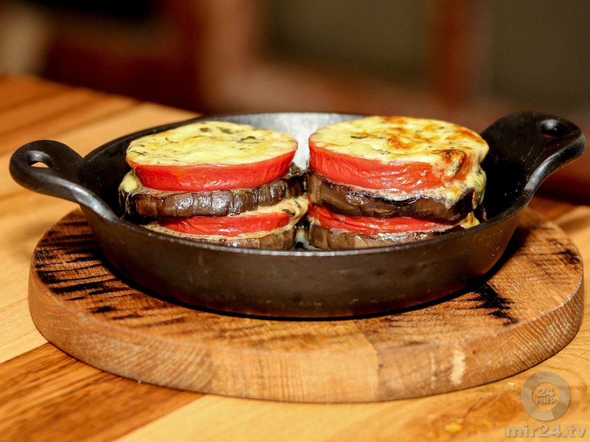 Баклажаны с помидорами и сыром на сковороде