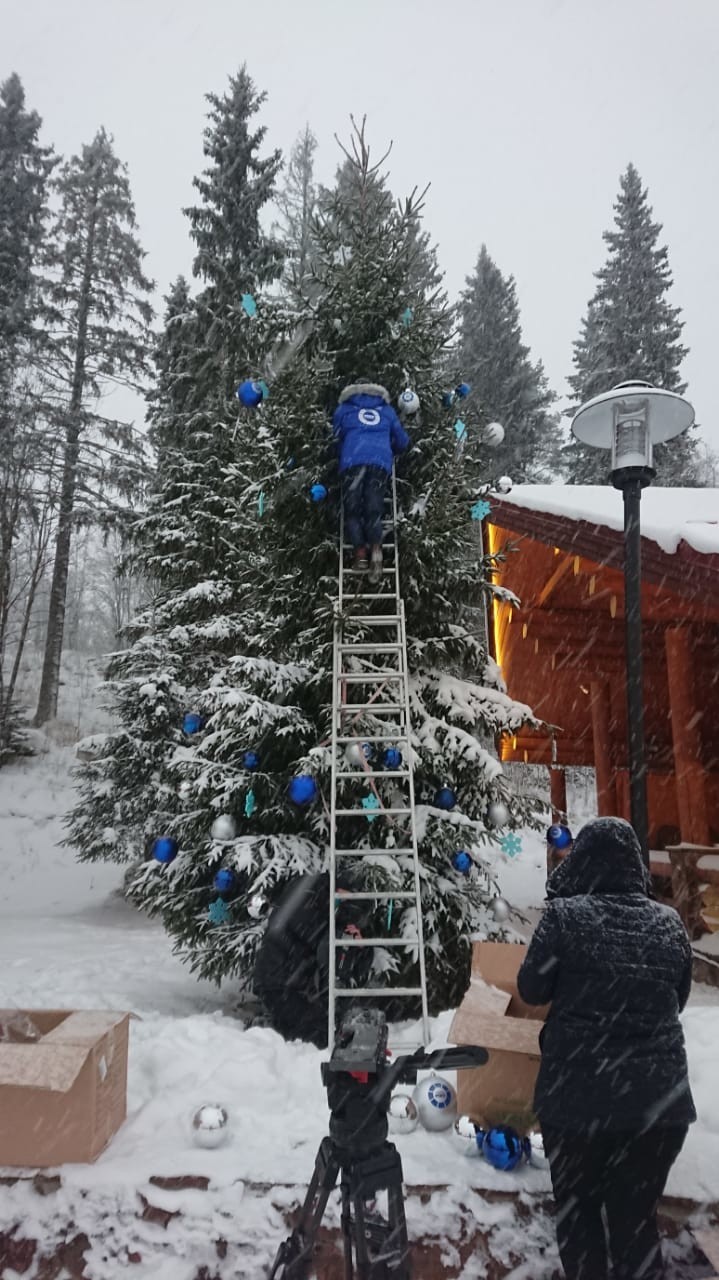 Новый год по-карельски: «Мир» нарядил елку в парке «Рускеала»