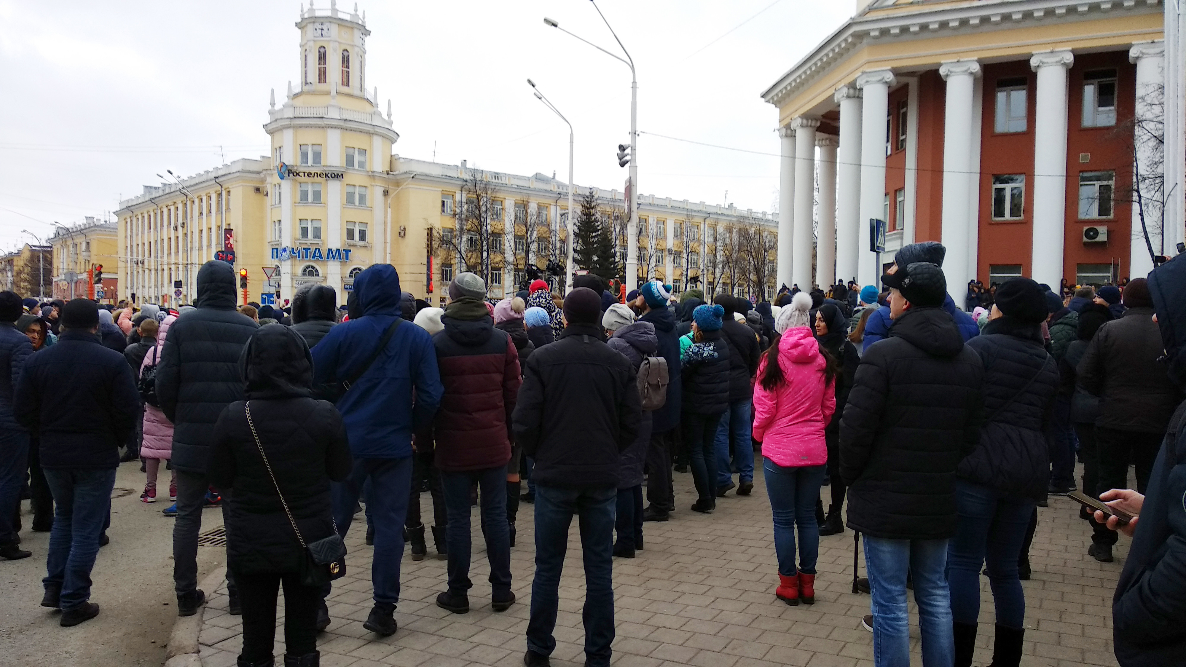 Завтра объявлен траур. Кемерово митинг. Протесты в Кемерово. Митинг в Кемерово сегодня. Стихийный митинг в Кемерово.