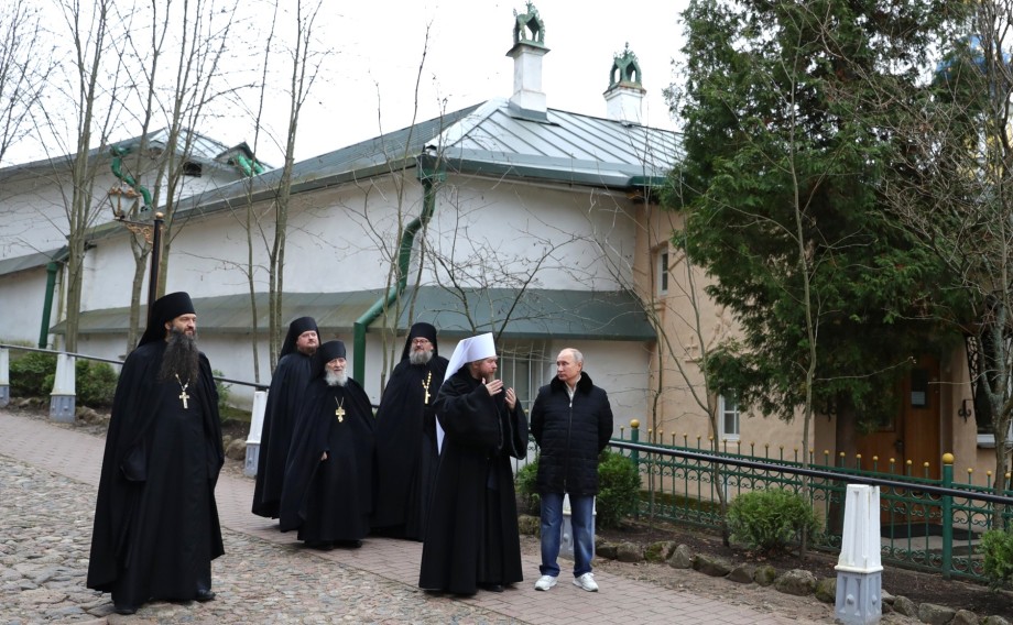 Древняя обитель Путин спустя 18 лет вновь посетил Псково Печерский монастырь