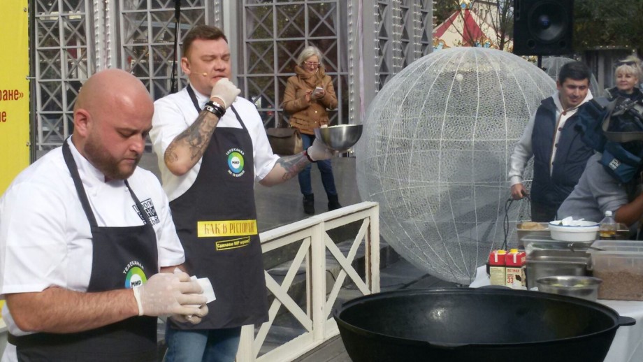 «МИРу – 26». Шеф-повар Александр Журкин готовит для москвичей плов с уткой (ВИДЕО)