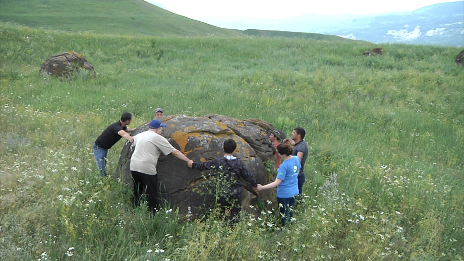 Таинственная находка. Каменные шары в Кабардино Балкарии. Странные находки тайги. За Шетпе красивое место (через дорогу каменные шары0.