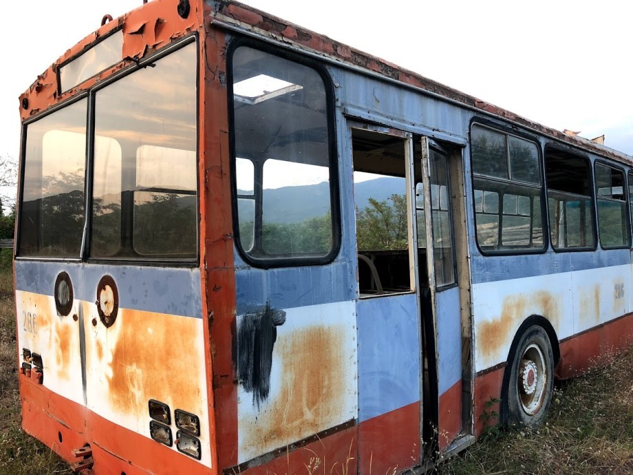 Троллейбус в траве: последний путь электротранспорта Тбилиси