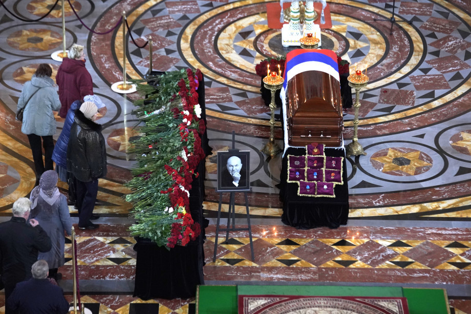Патриарх Кирилл совершил отпевание Лужкова в храме Христа Спасителя  (ВИДЕО)