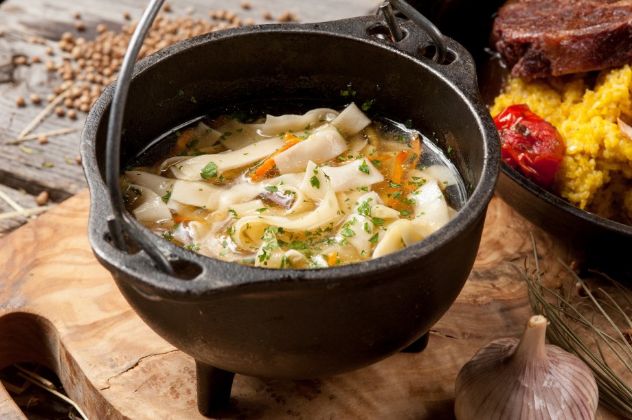 Похмельные щи, чихиртма и суп с потрошками: топ-5 актуальных рецептов