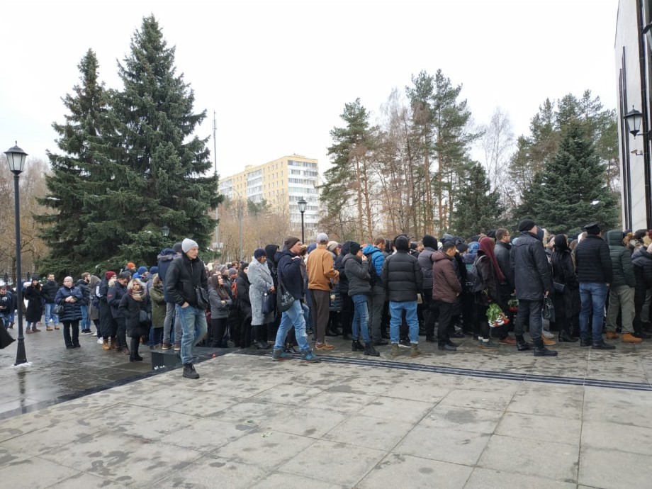 «Мои слезы, моя печаль»: в Москве началась церемония прощания с Децлом