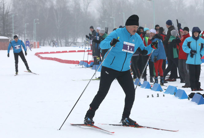 Лукашенко прокатился на лыжах и призвал всех последовать его примеру