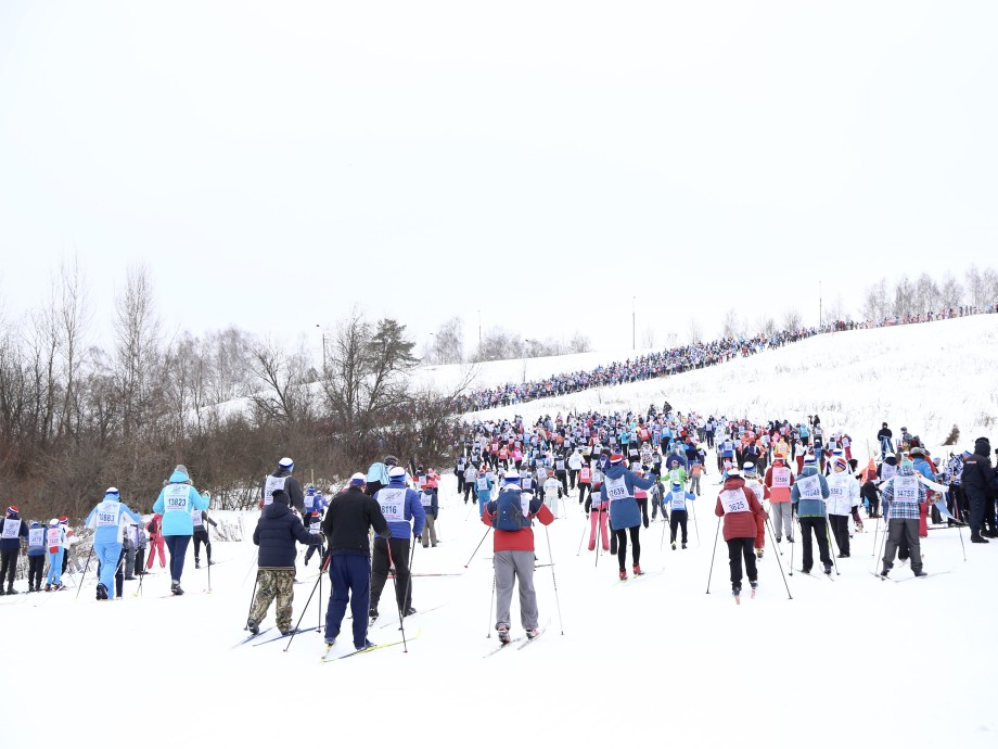 От звезд спорта до малышей: россияне вышли на самую массовую лыжню