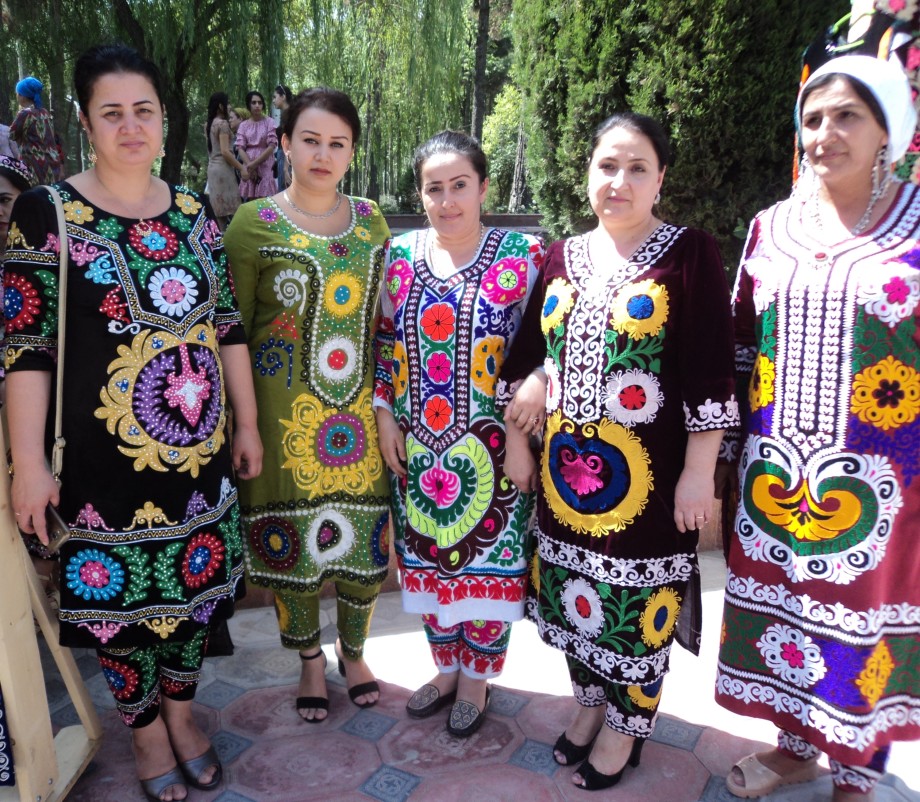 Настоящие золотые ручки: таджикские мастера вышивки стали лучшими в Бухаре