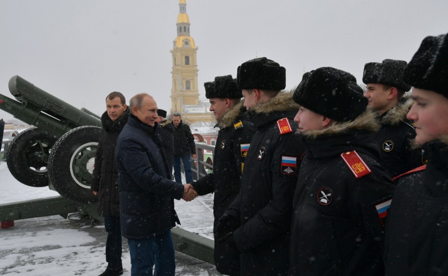 Путин пострелял из пушки в Петропавловской крепости