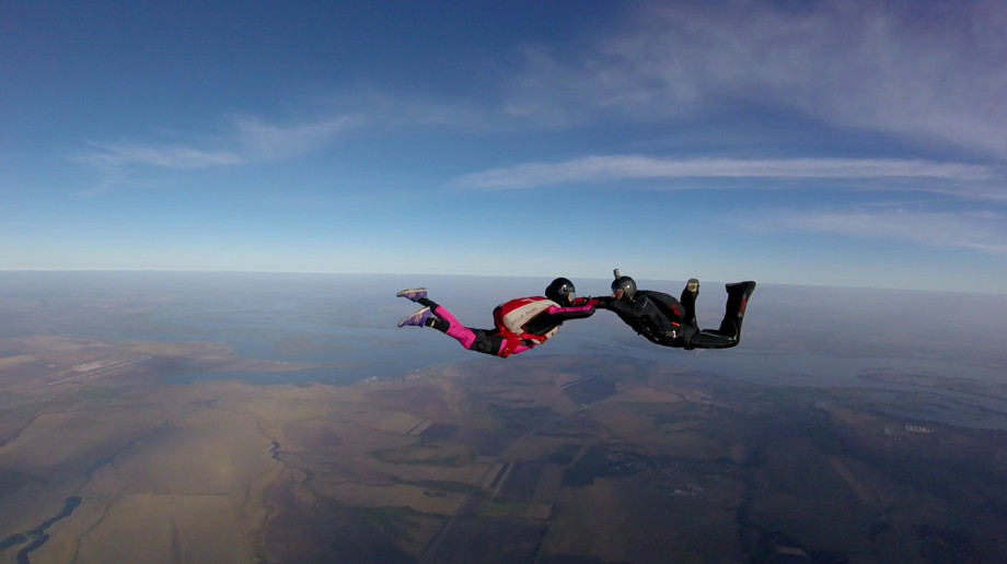 «Я приземлилась другим человеком»: парашютистка о первом прыжке, ЧП в небе и 