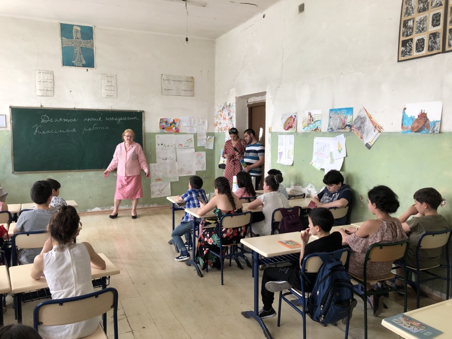 Отдых с пользой: журналисты «МИРа» подарили школьникам в Тбилиси книги на лето