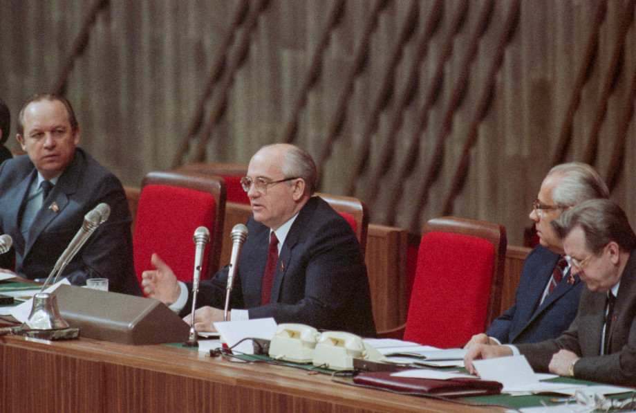 Пост президента ссср был введен решением. Горбачев избрание президентом СССР.