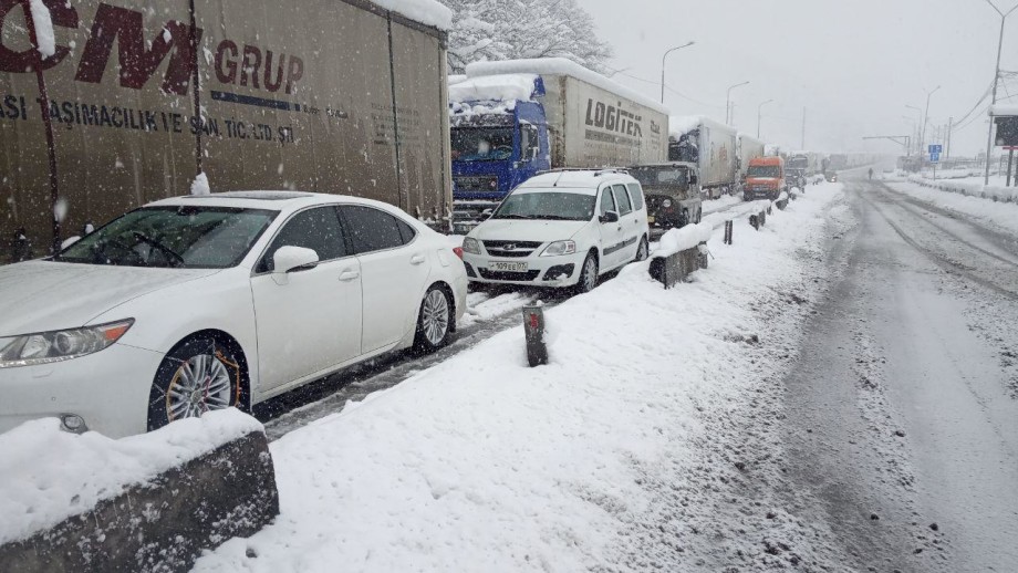 В снежном плену: открытия Военно-Грузинской дороги ждут около 180 авто