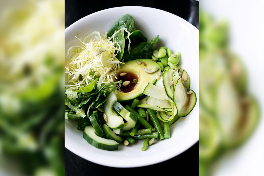 Зелень с грядки: как приготовить вкусные салаты