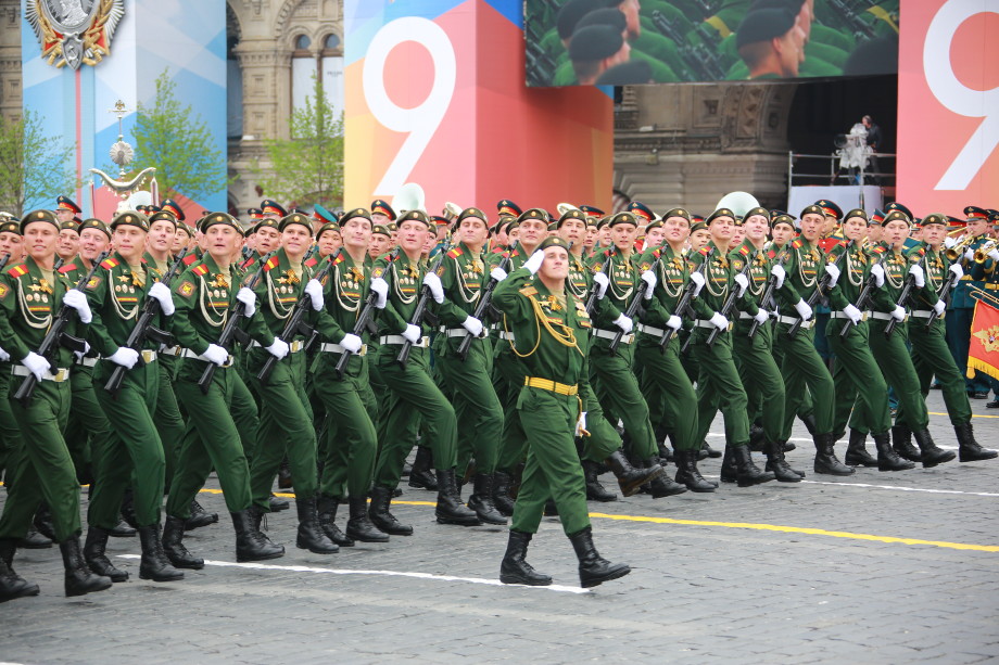 Девушки и кабриолеты: как прошел парад Победы на Красной площади
