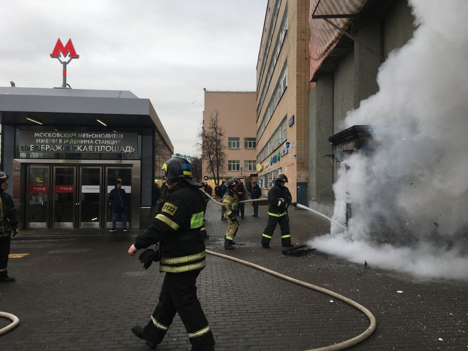 У метро «Преображенская площадь» в Москве сгорел ларек с газетами
