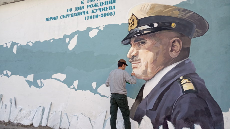 Во Владикавказе 100-летию покорителя Арктики Юрия Кучиева посвятили граффити