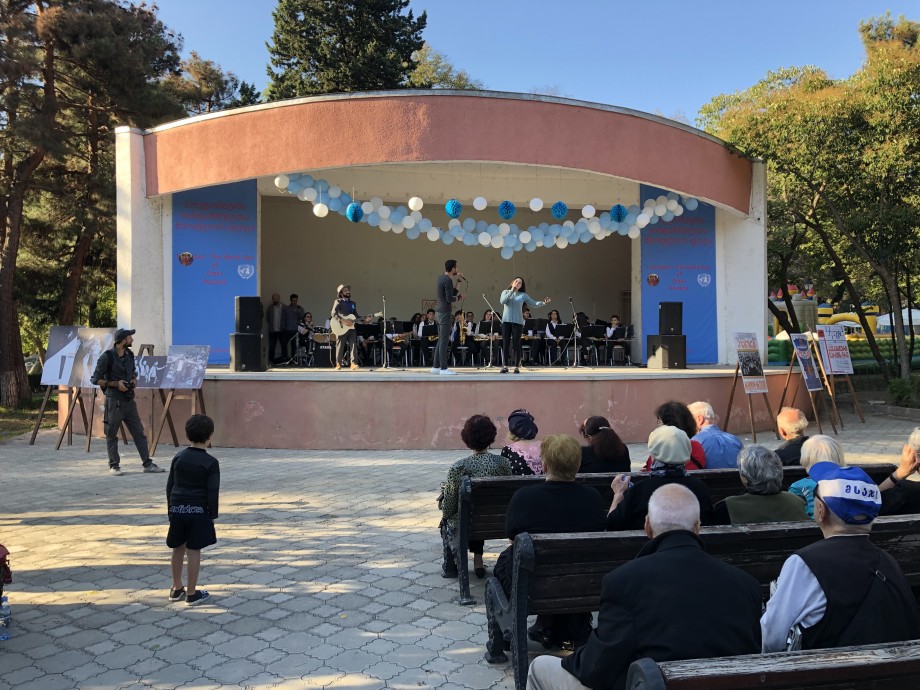Осенний вальс и песни юности: в Тбилиси отметили День пожилых людей