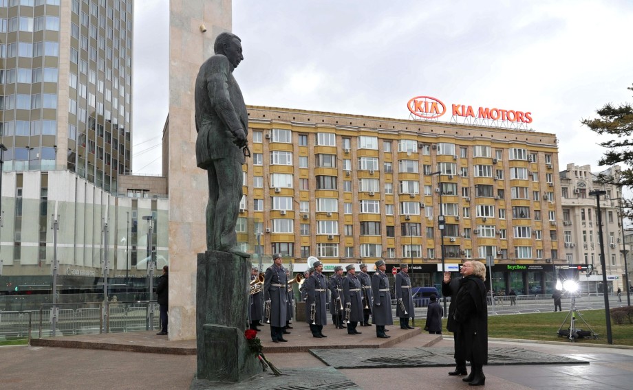 У здания МИД в Москве торжественно открыли памятник Примакову