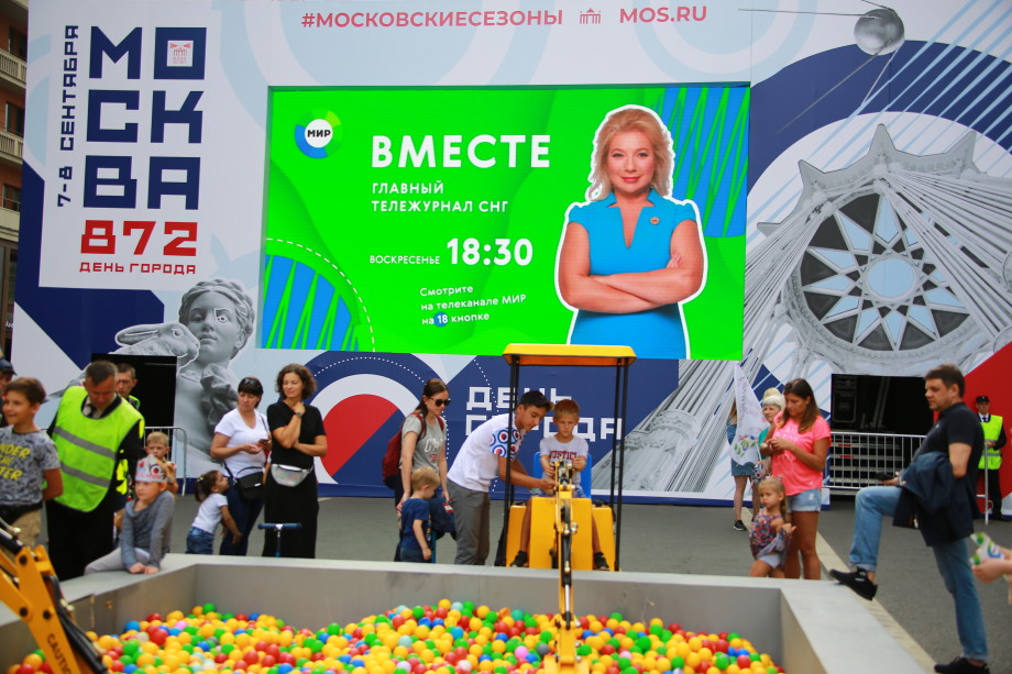 Москвичи и гости столицы празднуют вместе с «МИРом» День города на Охотном ряду