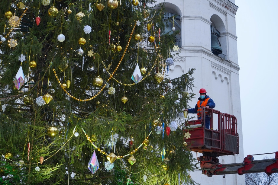 Главный символ Нового года: в Москве нарядили кремлевскую елку