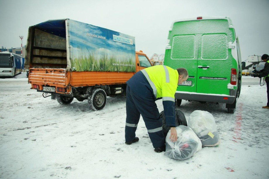 В Домодедове начали сортировать мусор с самолетов