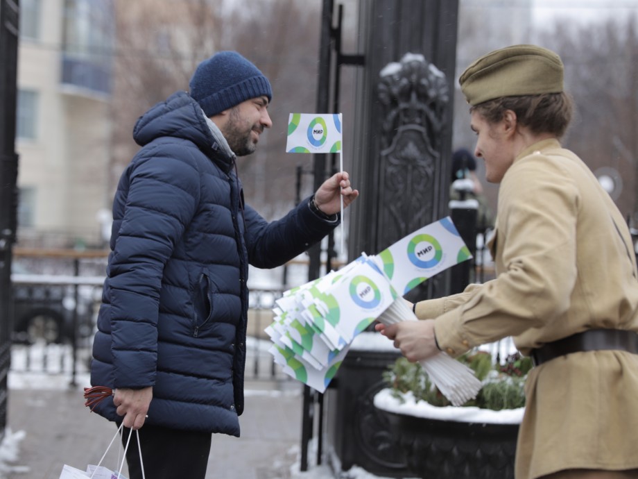 Конкурсы, фотозона, подарки: телеканал «МИР» устроил праздник в парках Москвы в честь 23 февраля