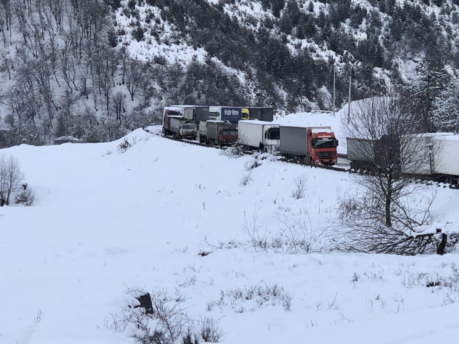 На Военно-Грузинской дороге скопилось более 320 большегрузов