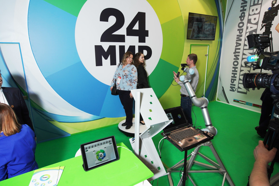Робот-оператор снимает гостей «МИР 24» на выставке CSTB в миниклипах (ФОТО)