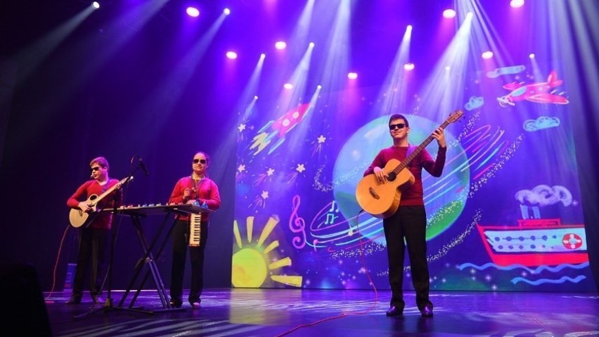 Музыка по Брайлю: как известный бард из Казани учит незрячих детей играть на гитаре