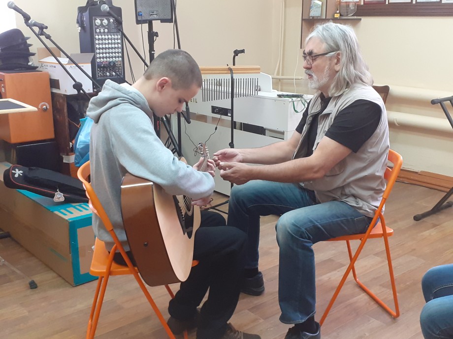 Музыка по Брайлю: как известный бард из Казани учит незрячих детей играть на гитаре