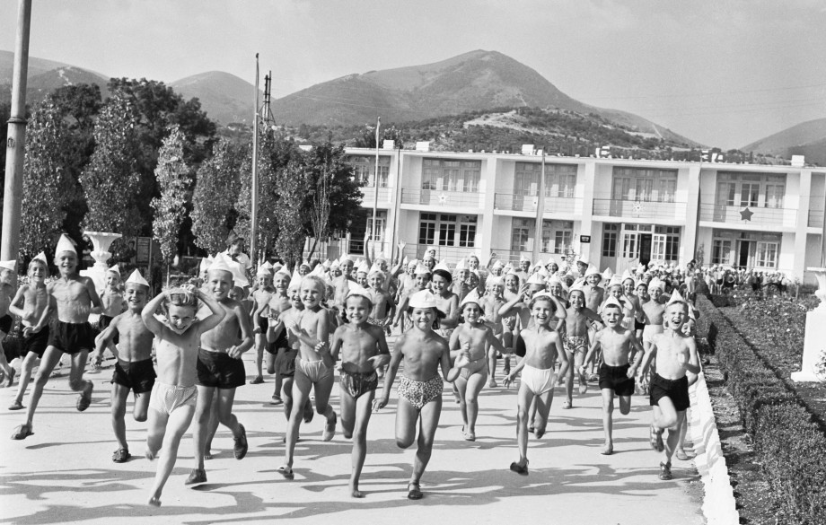 «Морские черти», спортивные Олимпиады и жизнь в избушке Бабы-яги: какими были детские лагеря в СССР?