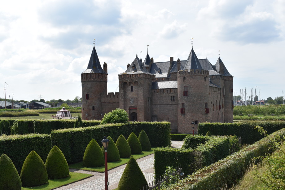 Странные и жуткие средневековые традиции: что скрывает Мейдерслот – один из самых красивых замков в Европе?