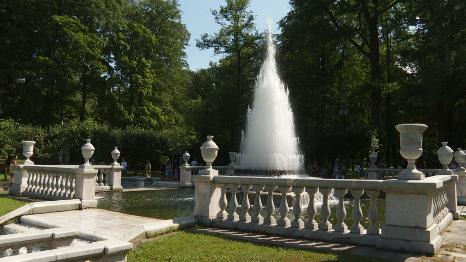 Петровское чудо: фонтаны Петергофа разменяли четвертый век