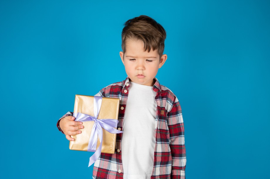 Трусы, пепельница и сувениры: какие подарки лучше не дарить взрослым и детям на Новый год?