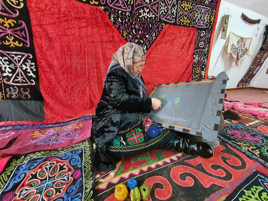 Сохранить нельзя выбросить: как в Кыргызстане восстанавливают старинные ковры