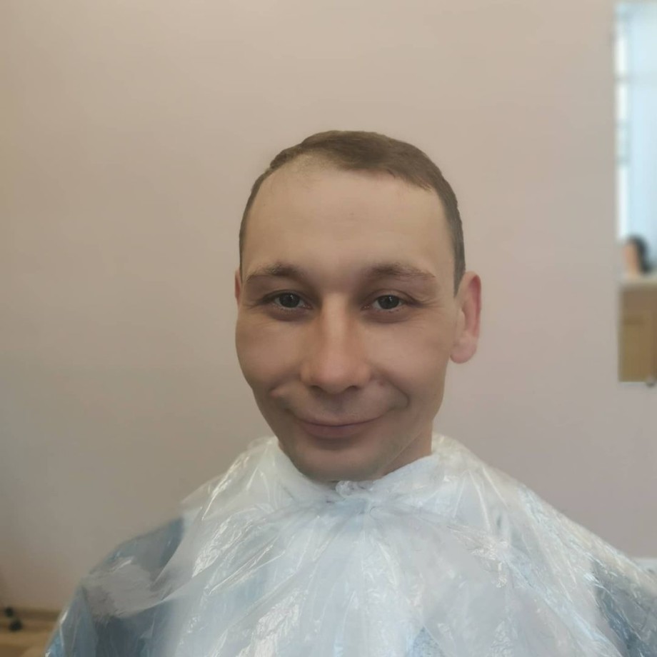 После стрижки нам говорят: «Да какие же они бездомные?» Как работает первая в России социальная парикмахерская