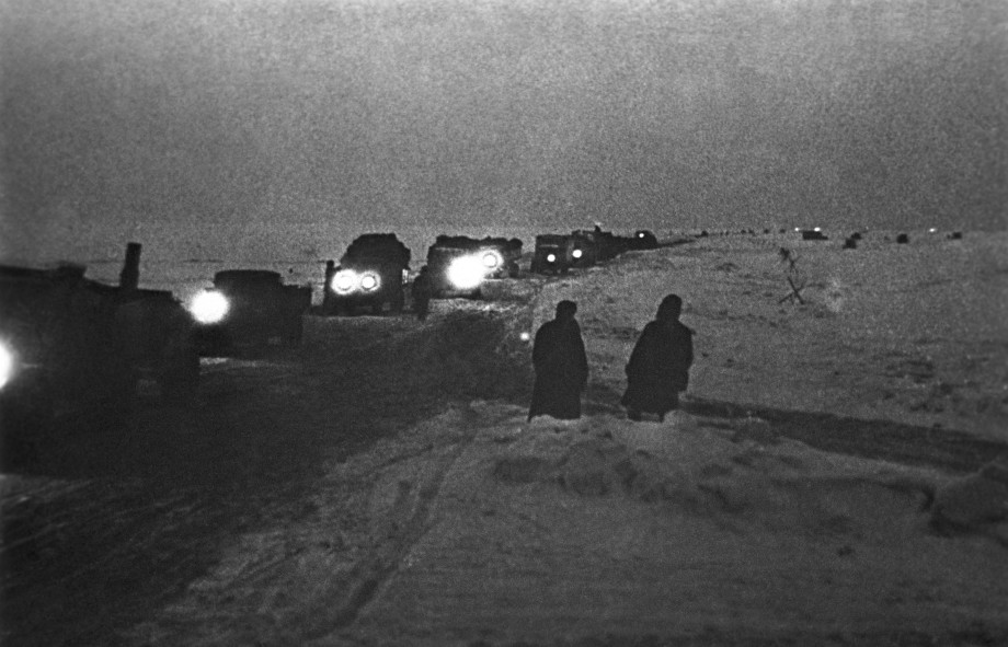 «Немец обстрелял первую машину и она ушла под лед»: как «Дорога жизни» спасала ленинградцев?