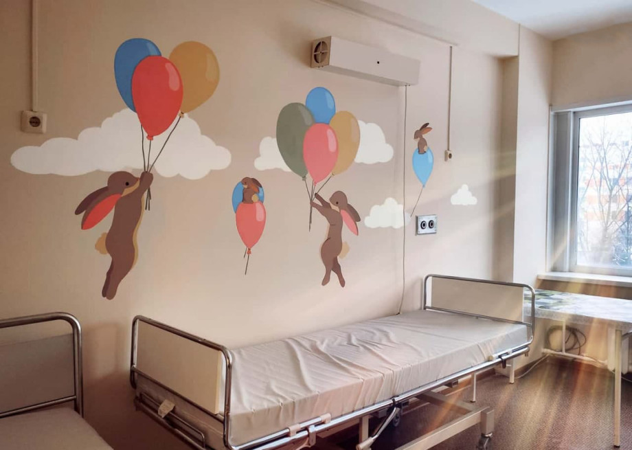 «Разве мой страх стоит сотен детских улыбок?»: как волонтеры расписывают стены в отделениях детской онкологии
