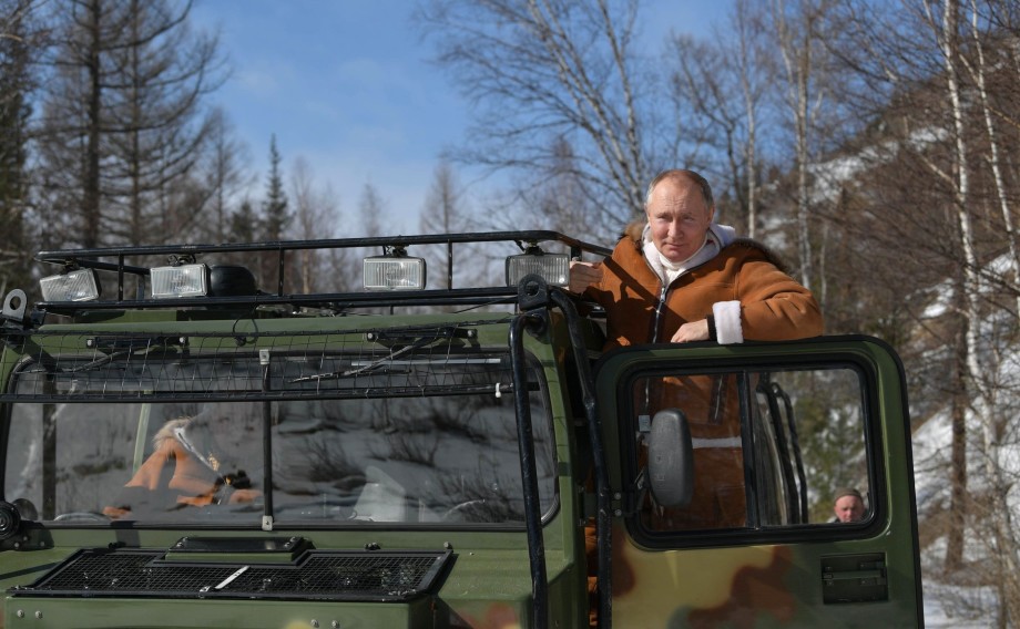 Пешком и на вездеходе: Путин вместе с Шойгу проводит выходные в сибирской тайге