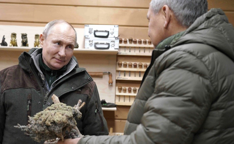 Пешком и на вездеходе: Путин вместе с Шойгу проводит выходные в сибирской тайге