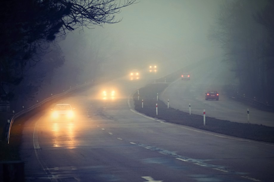 Гололед, запотевшее стекло и езда в тумане: как безопасно управлять автомобилем в ноябре?