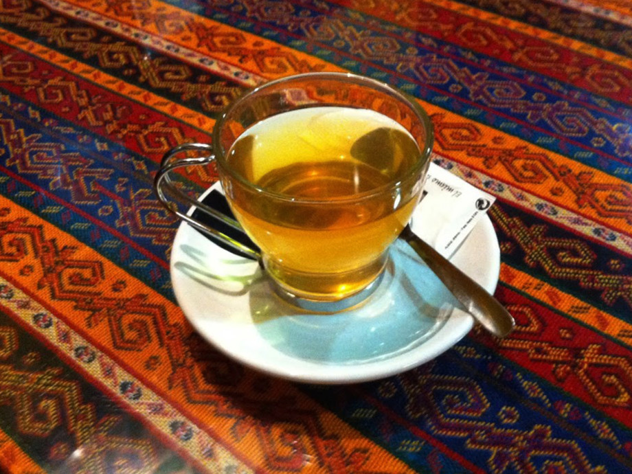 Лучше пить черный чай или зеленый. Желтоватый чай. Чёрный чай и слабоумие.. Чай с желтыми медведями. Ненавижу чай.