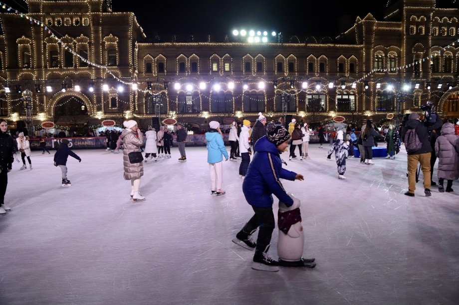 Новогоднее настроение в самом сердце Москвы: в центре столицы открыли ГУМ-каток