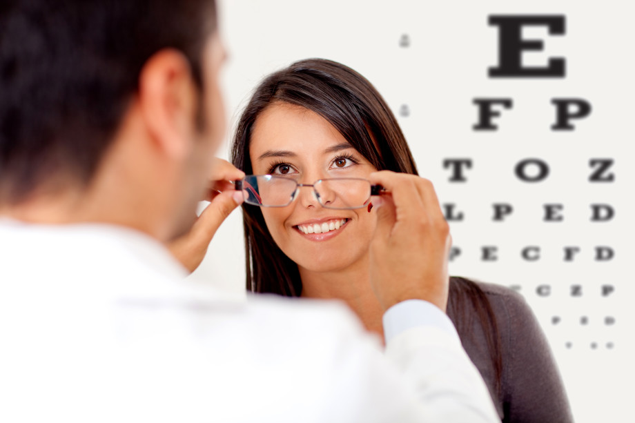 «Сначала проходит бессимптомно, а потом приводит к слепоте»: как предотвратить заболевания сетчатки и сохранить зрение?
