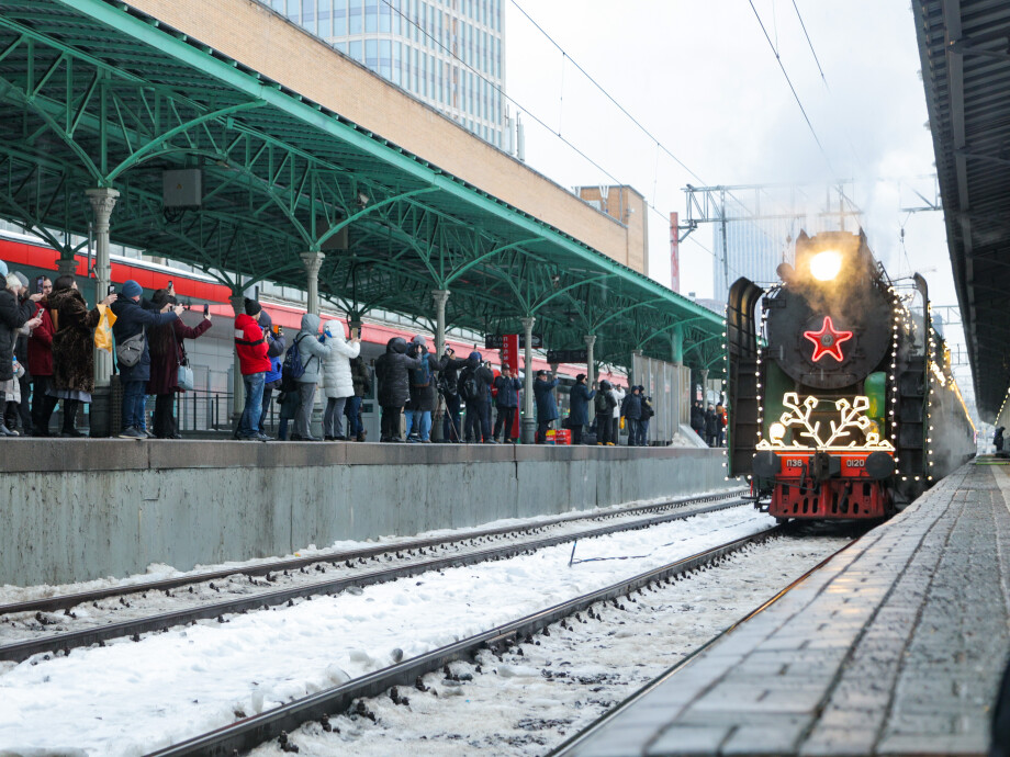Поезд Деда Мороза встретили в Москве