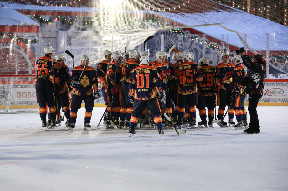 Спасатели России и Беларуси сыграли товарищеский хоккейный матч