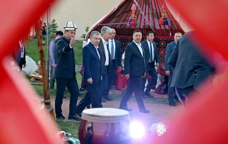 Токаев, Мирзиеев и Жапаров посетили этнокультурный комплекс на Иссык-Куле